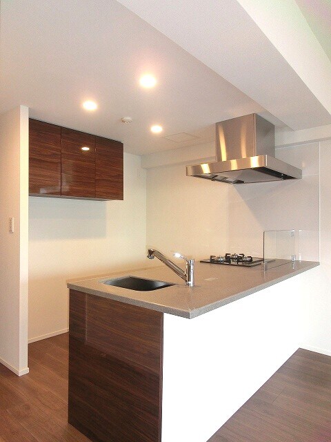 物件内観写真4　(グリル付きガス3口カウンターキッチン、瀟洒でお手入れ楽なガラ)