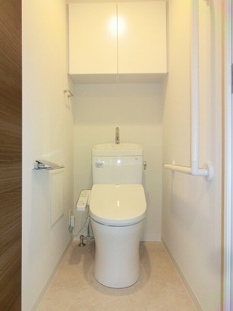 物件内観写真7　(温水洗浄便座、スマホストック付きです)