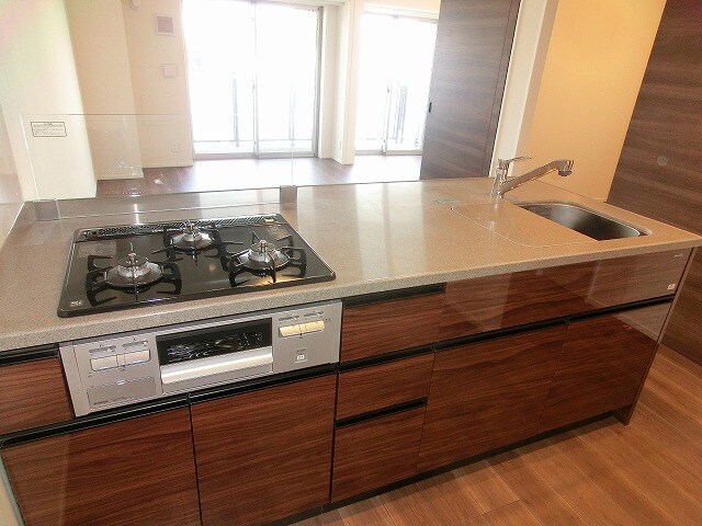 物件内観写真20　(広々としたシンクで料理が楽しくなります)