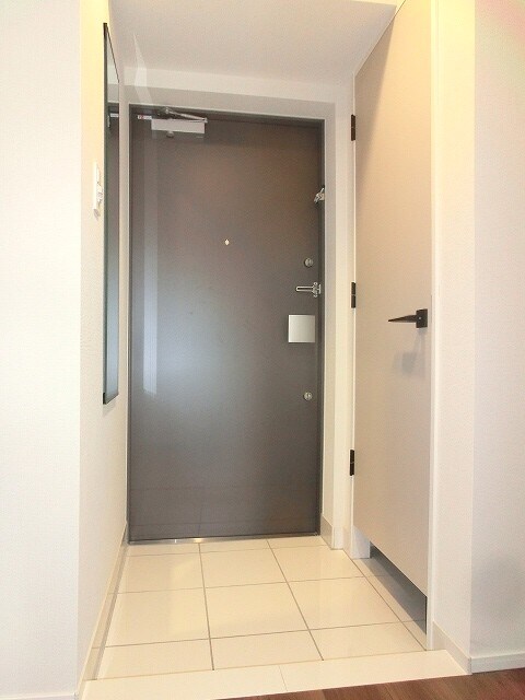 物件内観写真23　(玄関ダブルロック、姿見鏡付き、人感センサーライト付きです)