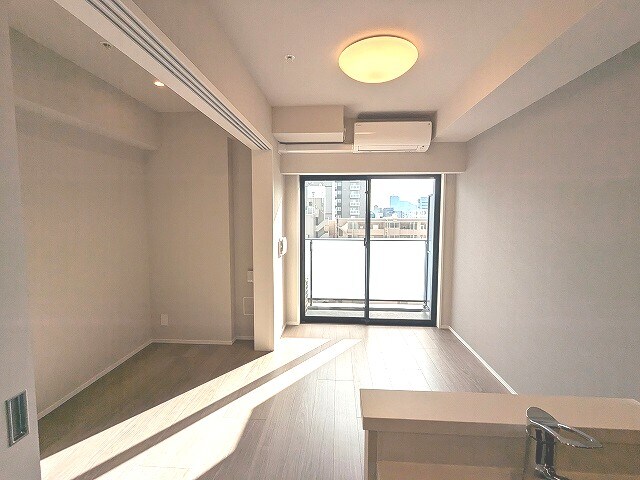 物件内観写真3　(南向き、リビングにエアコン・照明付、洋室にウォークインクロー)