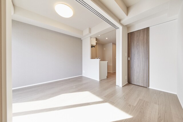 物件内観写真6　(南向き、リビングにエアコン・照明付、カウンターキッチン、洋室)