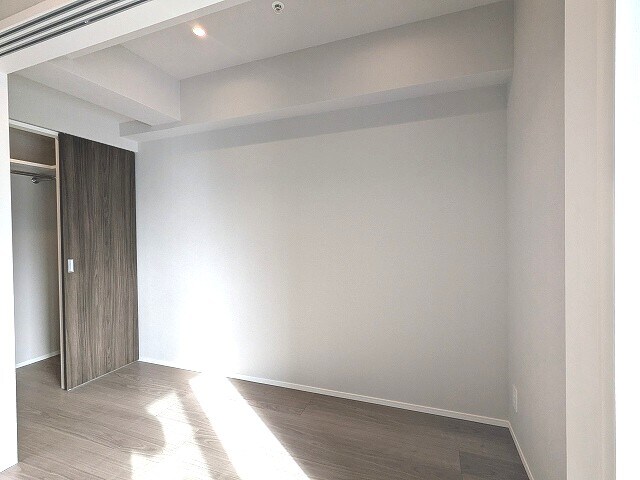 物件内観写真7　(南向き、洋室にウォークインクローゼット・ダウンライト付き)