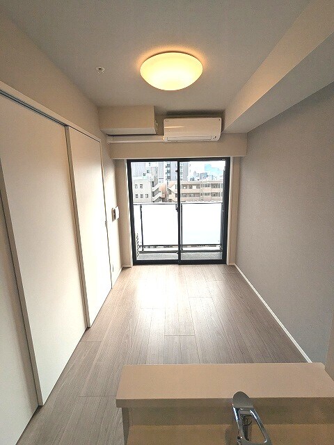 物件内観写真27　(南向き、リビングにエアコン・照明付、カウンターキッチン)