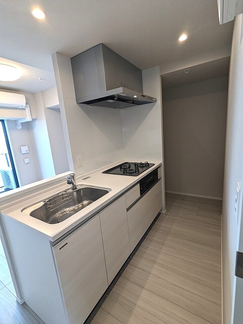 物件内観写真4　(グリル付ガス3口システムカウンターキッチン、瀟洒でお手入れ楽)
