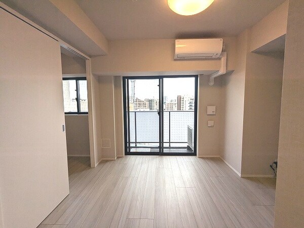 建物設備(リビング、エアコン照明付き、カウンターキッチン)