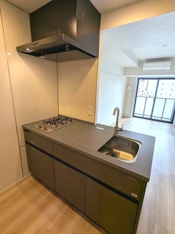 物件内観写真5　(ガス2口システムカウンターキッチン、料理しやすいシンクカバー)