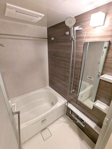 物件内観写真6　(追焚オートバス、浴室換気乾燥機、スライドバー付ワイドシャワー)