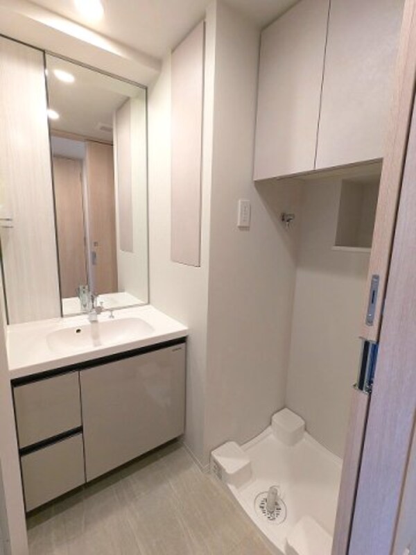 洗面・脱衣所(トイレと独立した洗面室、ハンドシャワー付独立洗面台、タオルフ)