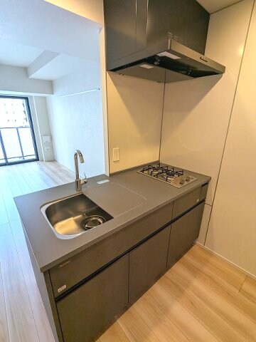 物件内観写真5　(ガス2口システムカウンターキッチン、料理しやすいシンクカバー)