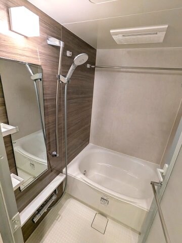 物件内観写真6　(追焚オートバス、浴室換気乾燥機、スライドバー付ワイドシャワー)