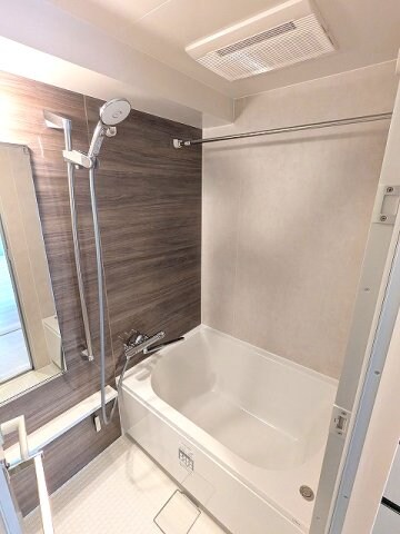 物件内観写真6　(追焚オートバス、浴室換気乾燥機、スライドバー付ワイドシャワー)
