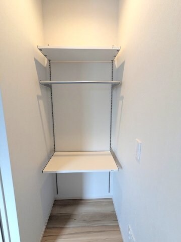 物件内観写真9　(洋室に収納兼デスクワークな能なスペース)