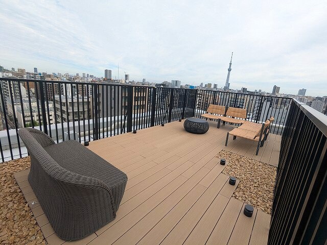 物件内観写真13　(屋上テラス、上層階はスカイツリー隅田川花火が見えます)