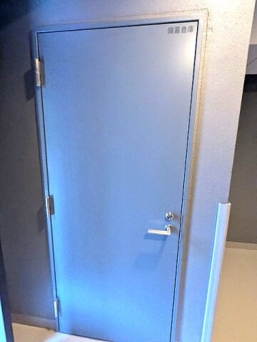 物件内観写真23　(1F共用部に災害備蓄倉庫あります、1Fラウンジには災害用備蓄)