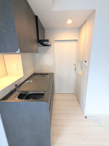 物件内観写真5　(ガス2口キッチン、料理しやすいシンクカバー付です、キッチン奥)