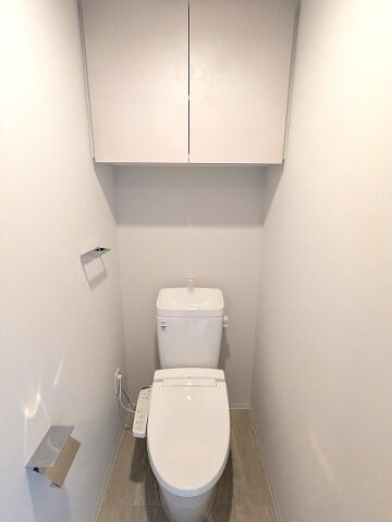 物件内観写真11　(洗面室と独立した温水洗浄便座、ペーパーホルダーにスマポストレ)