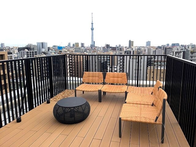 物件内観写真21　(屋上テラス、上層階はスカイツリー隅田川花火が見えます)
