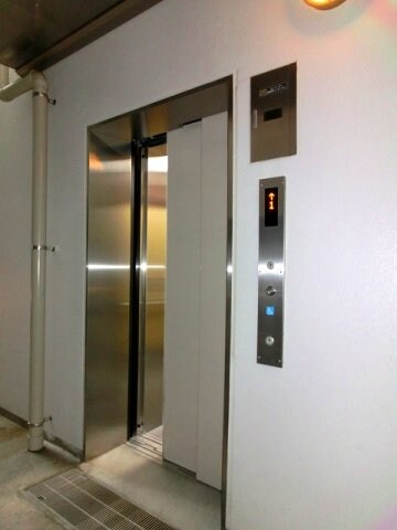 物件内観写真17　(自転車置場専用エレベーター)