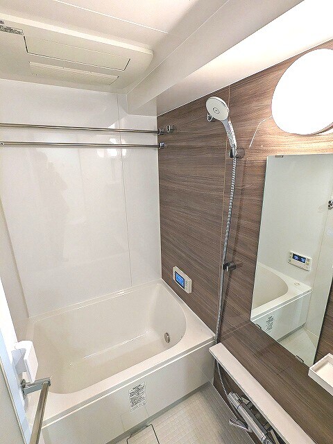 物件内観写真6　(追焚オートバス、浴室換気乾燥機、防水タブレット付き、大型のシ)
