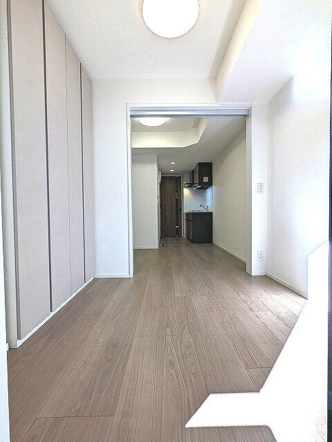 物件内観写真7　(インターネット無料、床暖房、照明付き、床下収納付きです)