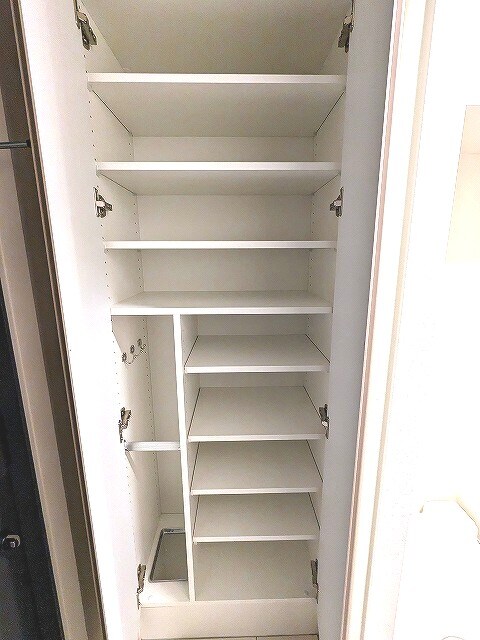 物件内観写真10　(姿見鏡付き、傘入れ付きの収納豊富なトールタイプのシューズBO)