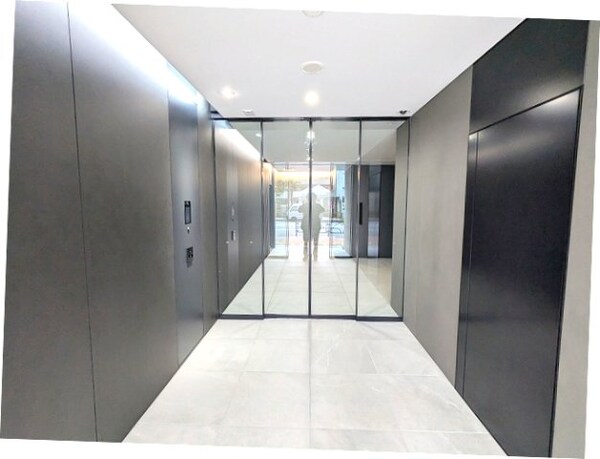 エントランス(タッチキーのモニター付オートロックセキュリティです、瀟洒なエ)