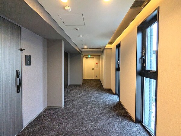 建物設備(上層階は窓付きのホテルライクな内廊下)