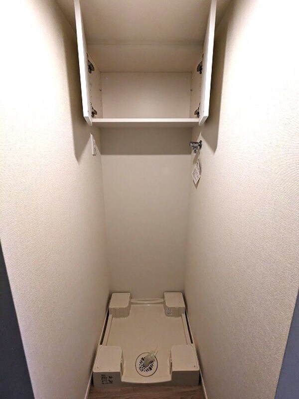 建物設備(お手入れ楽な様に排水口を手前中央に配置し足高の防水パン)