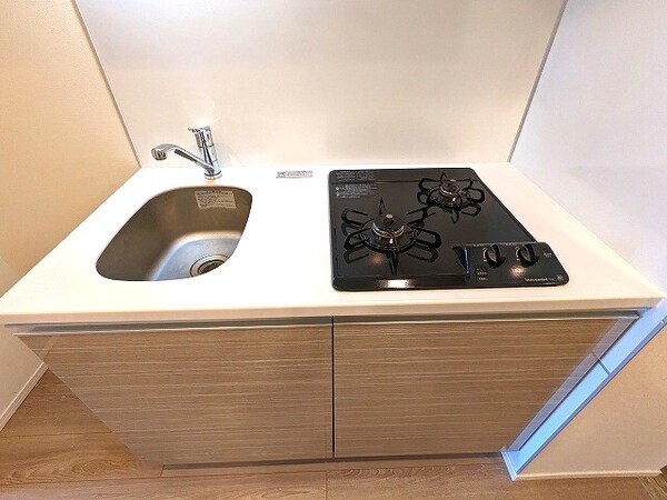 建物設備(瀟洒でお手入れ楽なガラストップコンロのシステムキッチン)