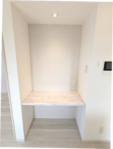 物件内観写真23　(リビングにワークデスク)