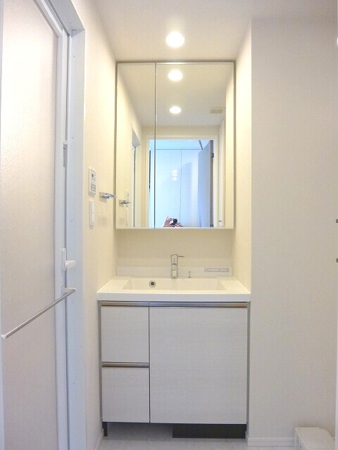 物件内観写真11　(左下にヘルスメーター入れもあります)