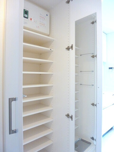 物件内観写真12　(姿見鏡付収納豊富なトールタイプのシューズＢＯＸです)