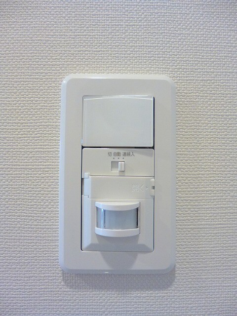 物件内観写真18　(人感センサー付玄関ライトです)