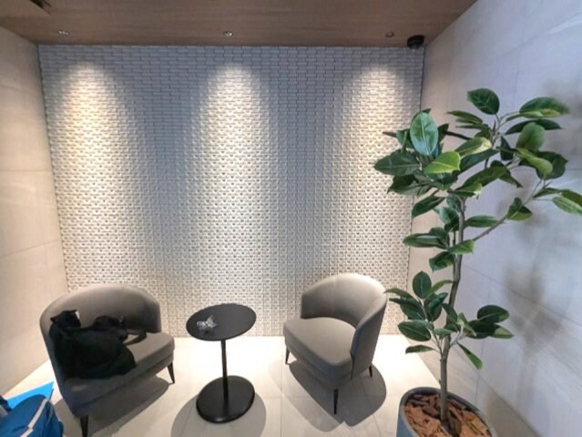 物件外観写真2　(瀟洒なロビーです)