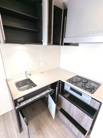 物件内観写真29　(グリル付ガス3口システムキッチン、シンクにプレート付で料理し)