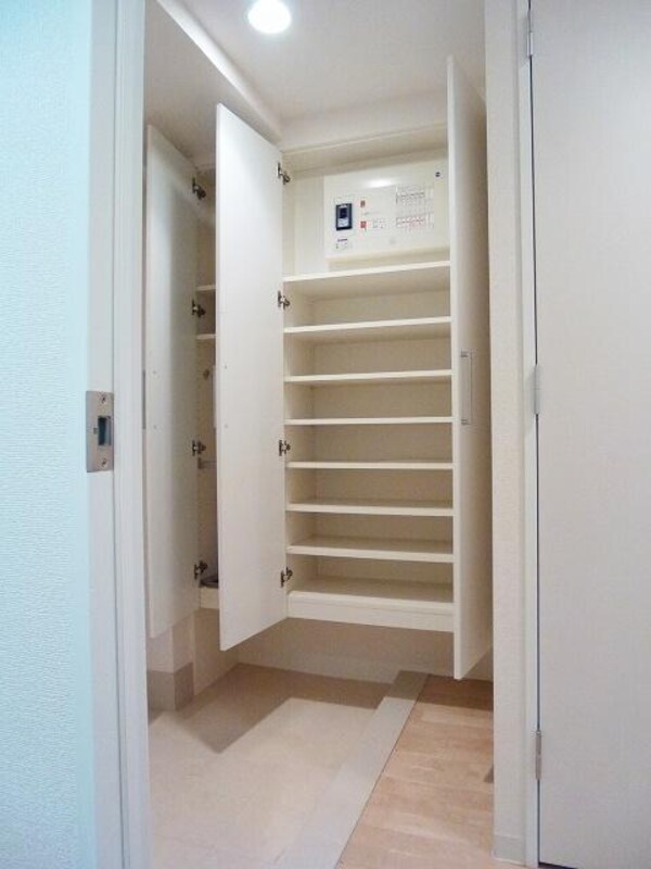 玄関(収納豊富なトールタイプのシューズＢＯＸ)