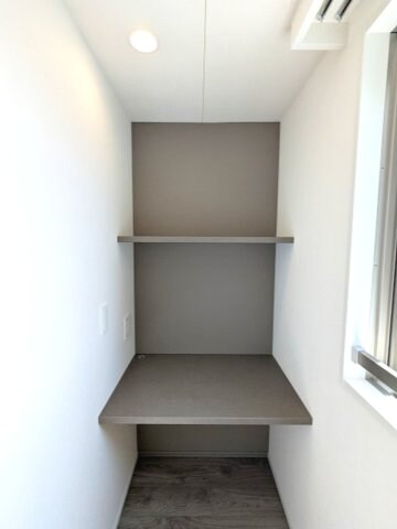 物件内観写真8　(洋室の隣にデスクワーク可能なDENスペース付、上層階は日当た)