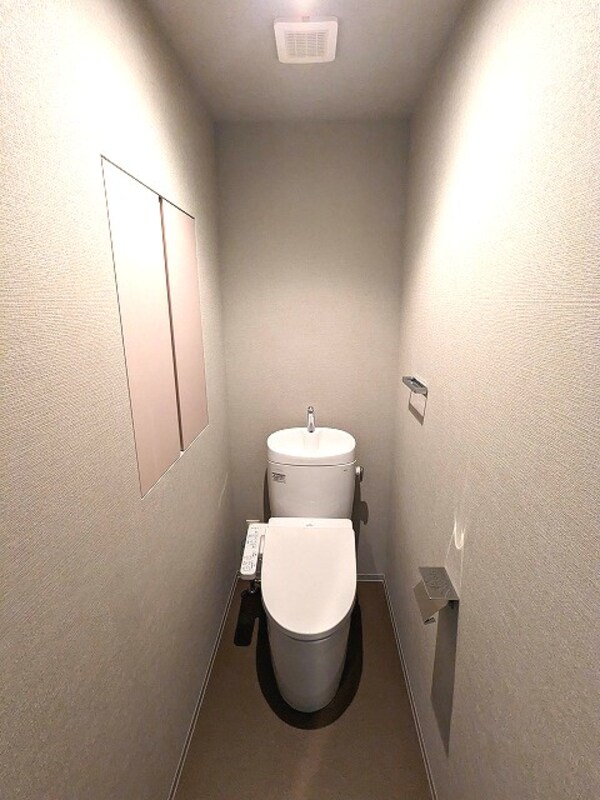 トイレ(洗面室とは独立した温水洗浄便座トイレです)