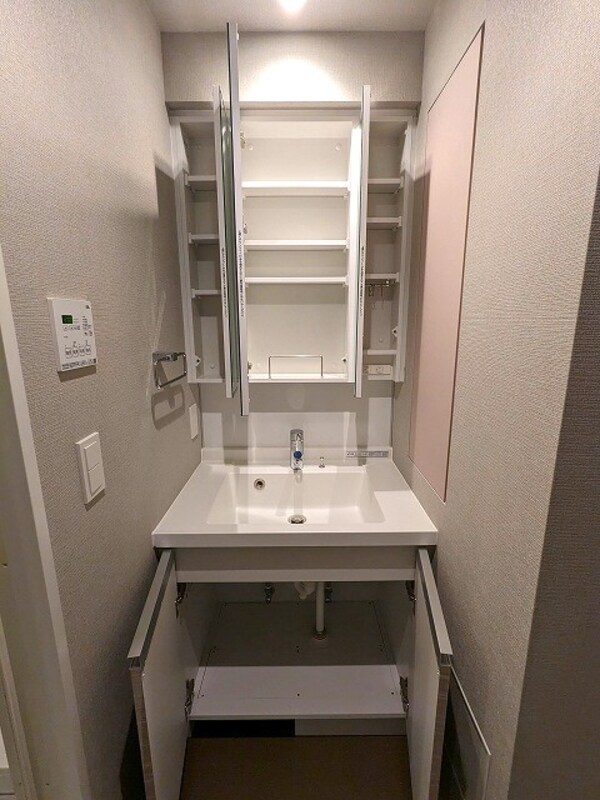建物設備(収納も豊富な2面鏡付き独立洗面台です)