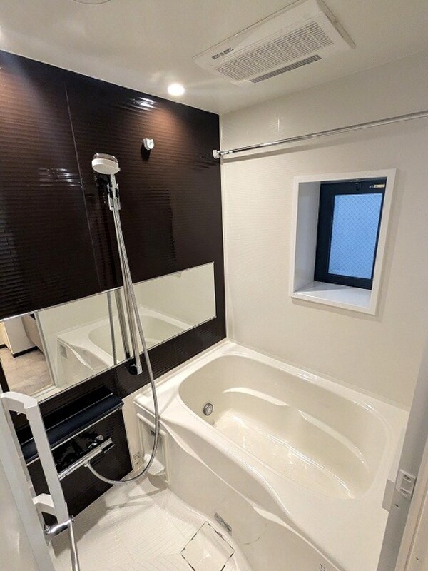 浴室(窓付、追焚オートバス、浴室換気乾燥機、ワイドシャワーヘッド)