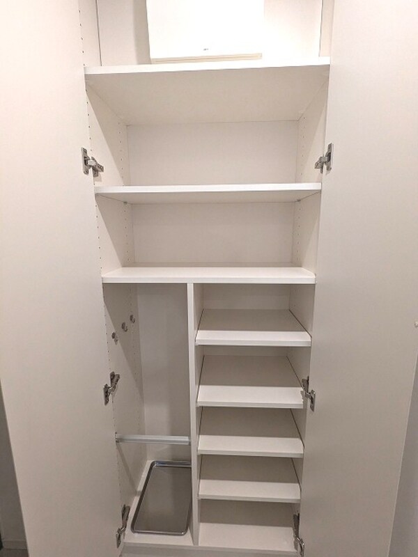建物設備(傘入れ付きの収納豊富なトールタイプのシューズＢＯＸです)