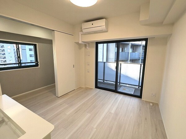 バルコニー(リビングに床暖房・エアコン・照明付、2.6帖洋室にウォークイ)