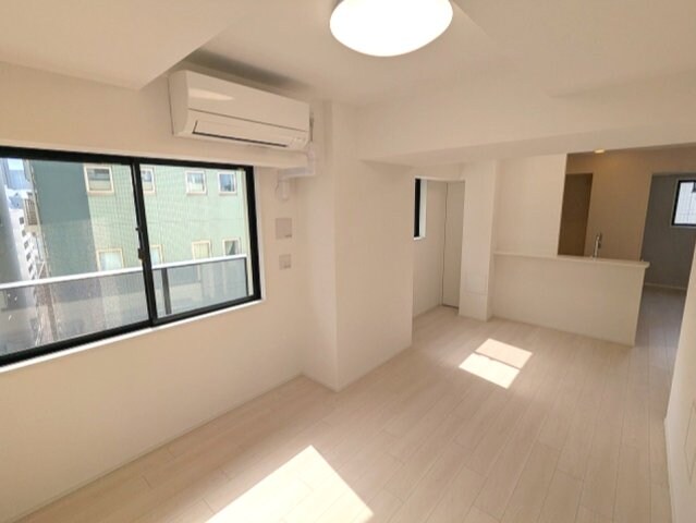 物件内観写真2　(インターネット無料、リビングと各洋室にエアコン・照明付、リビ)