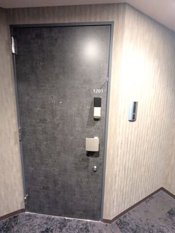 物件内観写真21　(お部屋の玄関は電子キーとディンプルキーのダブルロックセキュリ)