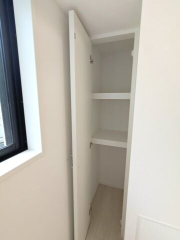 物件内観写真28　(リビングに便利な収納付です)