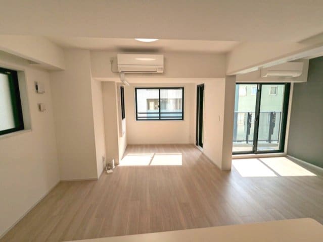 物件内観写真2　(インターネット無料、リビングと各洋室にエアコン・照明付、リビ)