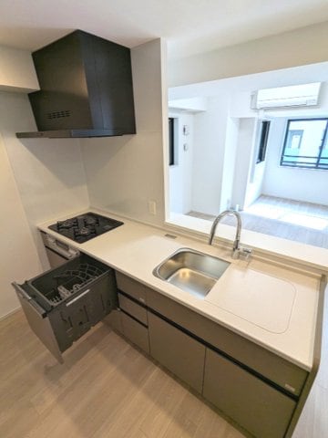 物件内観写真3　(ビルトイン食器洗浄乾燥機付、グリル付ガス3口システムカウンタ)