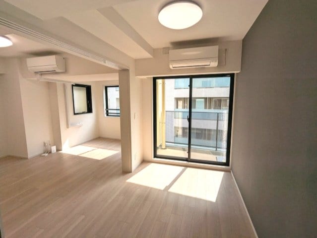 物件内観写真6　(4.3帖洋室とリビングです、上層階は日当たり良好です、インタ)