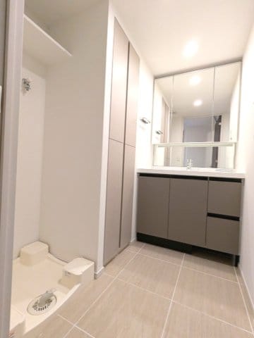 物件内観写真9　(トイレと独立した3面鏡付ハンドシャワー付洗面台です、洗面台の)